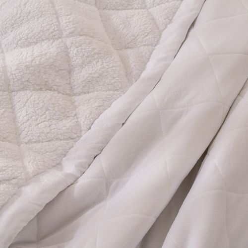 Cubrecama Queen Extra Suave con Corderito a Rombos